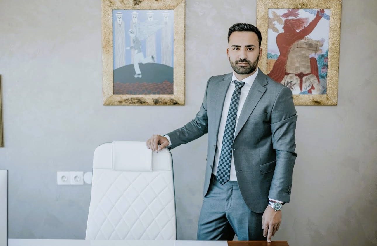 Ο Παύλος Παυλίδης στο γραφείο της Pavlidis & Associates